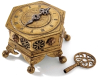 Rare horizontal table watch in bronze with hexagonal case, two dials with Roman numerals and Arabic numerals, key, 9 x 17 x 17 cm, ca 1700 Private collection