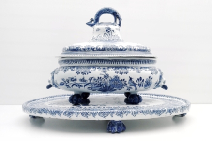 Soup Tureen with lid, 1700–1740 Majolica, manufactured by Cornelius Funcke, Berlin Terracotta, enamel, pattern in blue. Stadtmuseum, Berlin. Photo ©AndreaPerego
