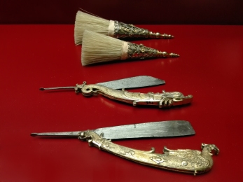 Two shaving brushes and razors. Augsburg, 1610–1616 These objects were kept in “The Pomeranian Cabinet” at the Berliner Schloss, a cupboard that was burnt during the Second World War. Now part of the collection at the Kunstgewerbemuseum, Berlin. Photo ©AndreaPerego