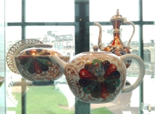 Chinese porcelain from the Kangxi Era (1662–1722) painted in the style of Japanese Imari. The teapot and bowl are decorated with a fan motif. Exhibited in the Porzellansammlung, Dresden Before the discovery of the formula for making porcelain by adding kaolin to the ingredients, Europeans used plates and dishes made of majolica. The more fortunate bought porcelain imported from China, which was the only country producing this fine material until the beginning of the 18th century. Photo ©AndreaPerego