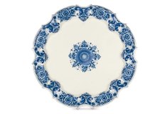 One of three large plates from Bassano, made by G.B. Antonibon, circa 1728–1738 Majolica a gran fuoco in blue monochrome Diameter: 51.5 cm Circular body with flat base, multilinear scalloped and convex edges, outer border lightly ribbed. Delft-type decoration (also know as “bull’s eye”) featuring large flowers and highly stylised leaves arranged radially along the edges. In the centre, a star-shaped corolla pattern with stylised leaves. Private Collection.
